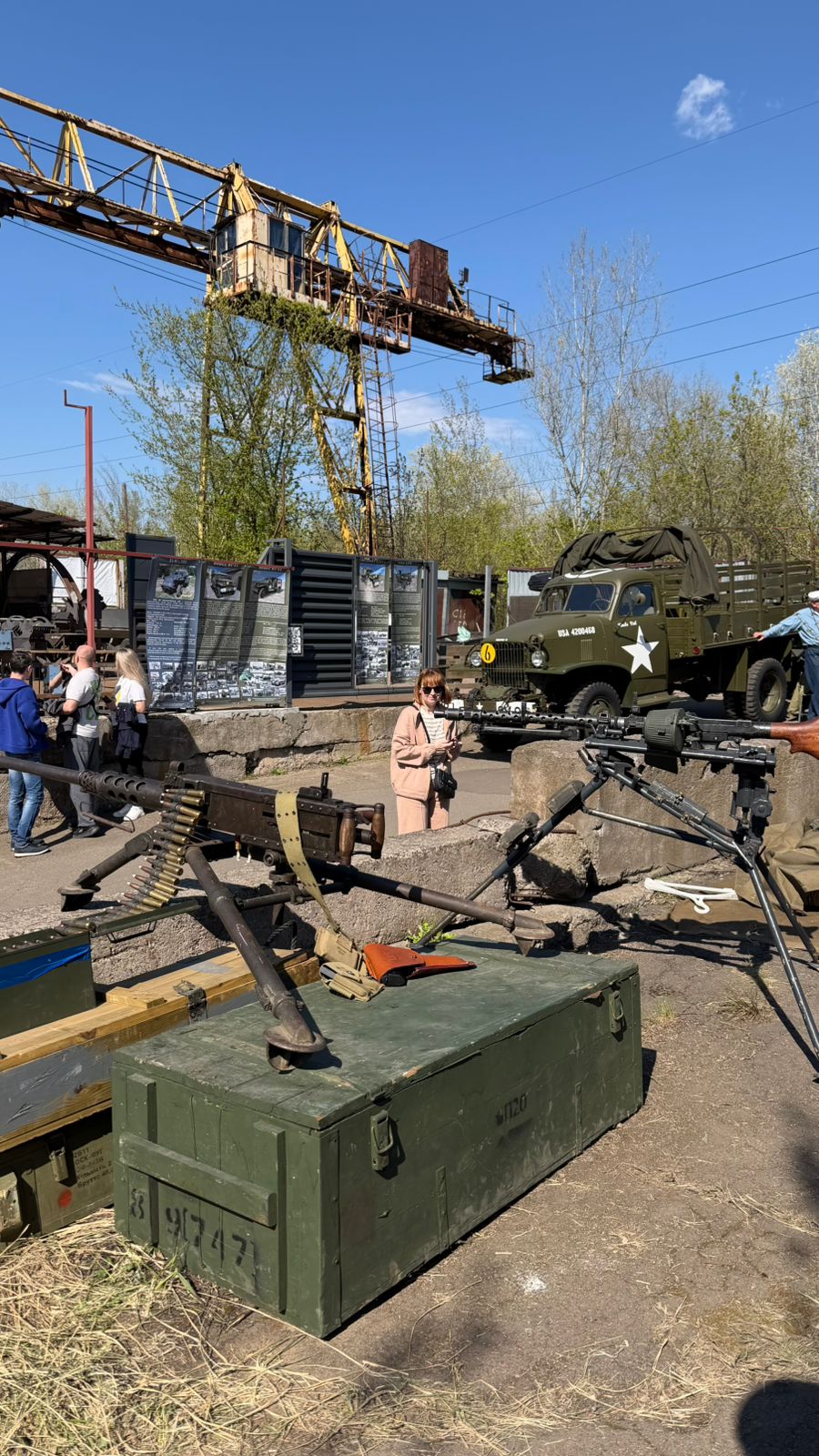 Презентація озброєння Гаражу Колеса війни на виставці