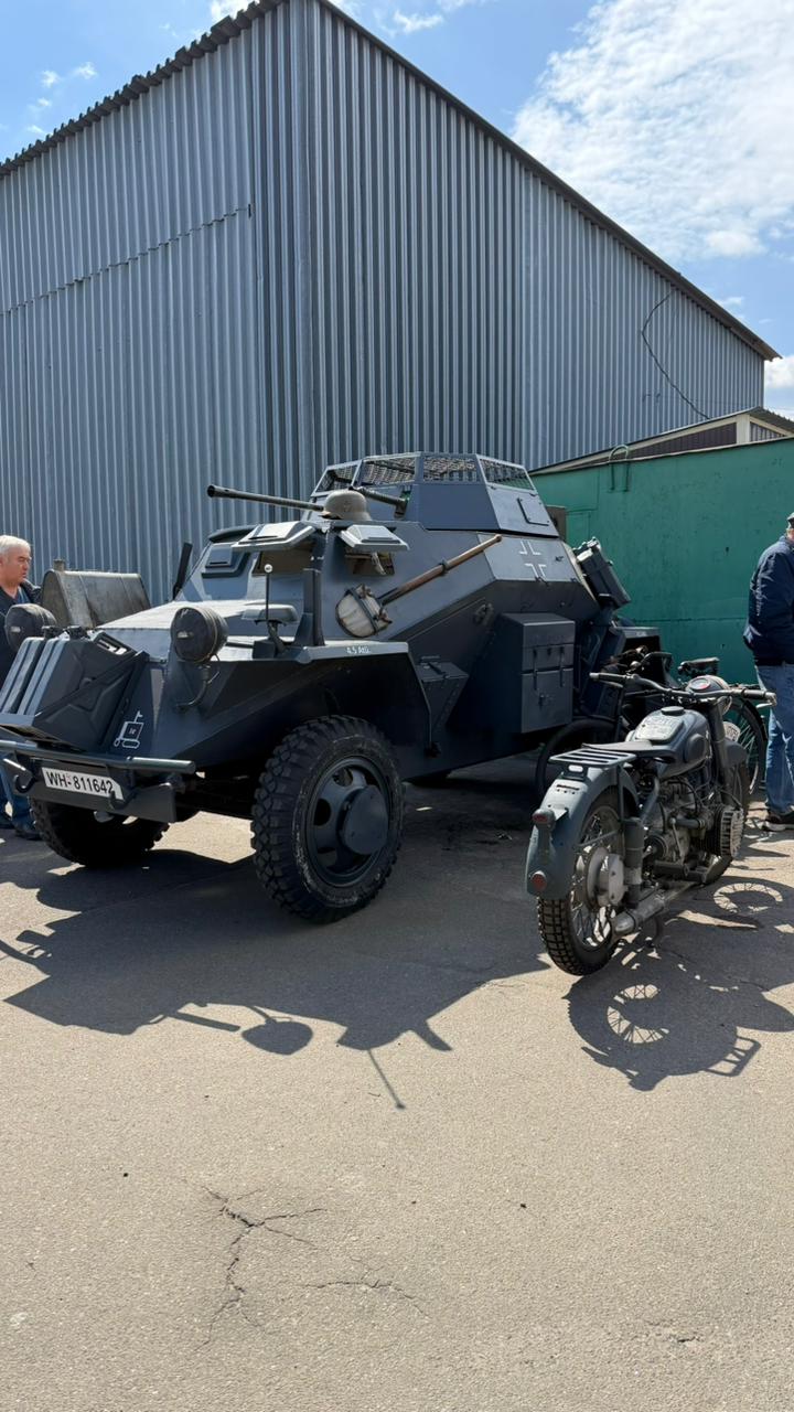 Учасник виставки репліка Sd. kfz. 222 та мотоцикл BMW
